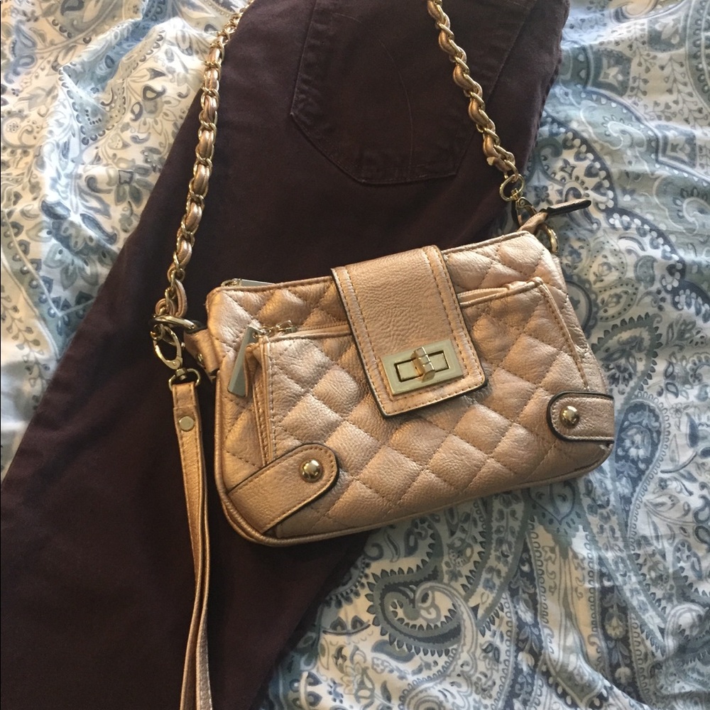 Cross body bag in rose gold.